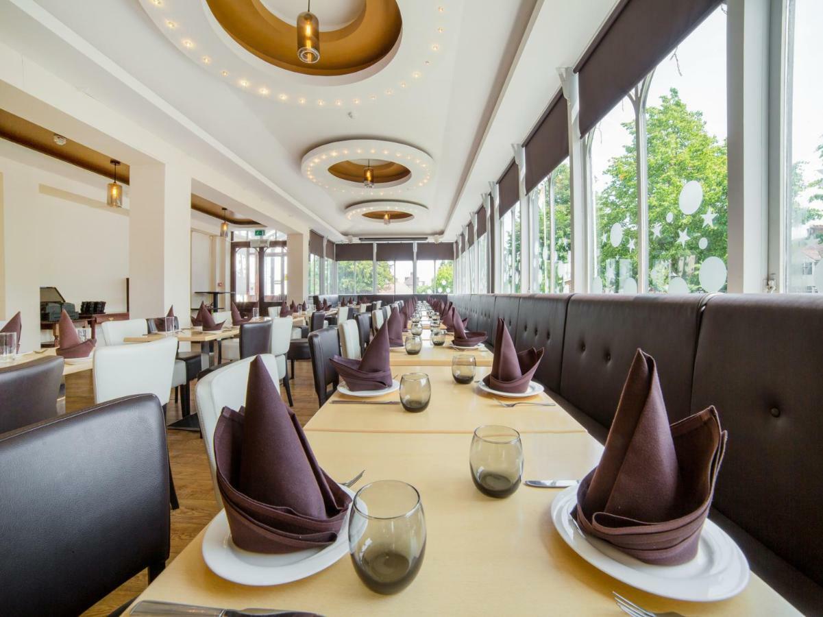 Oyo Osterley Park Hotel Isleworth Exterior photo